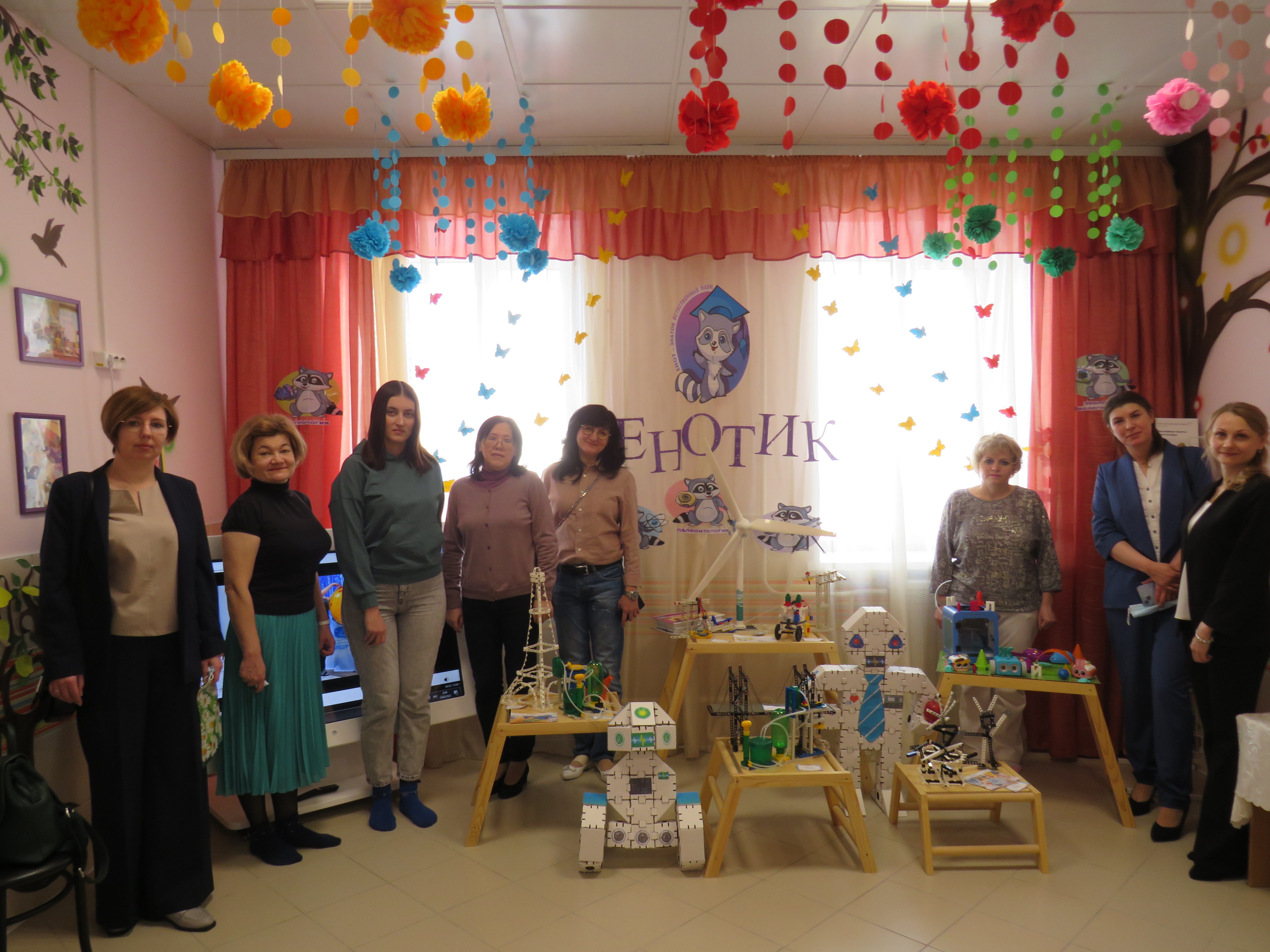 Фото: педагоги на выставке  Stem образование